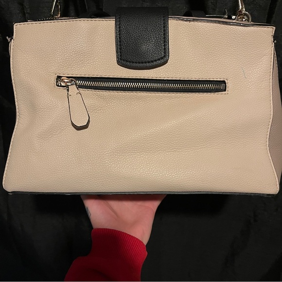4 / 100$ Guess Elegant Cream and Black Shoulder Bag - Picture 5 of 8